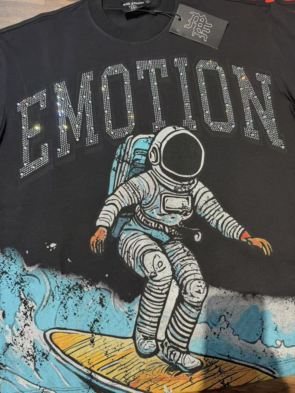 MIXED EMOTION Astronaut Surf Graphic T-Shirt